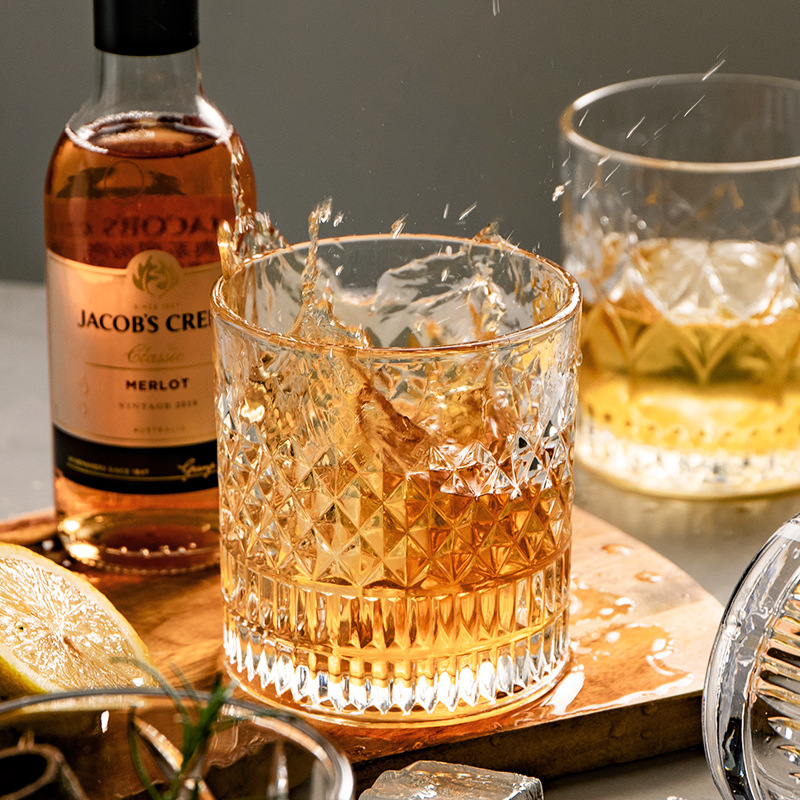 モダンなヨーロッパスタイルのオーロラ柄の明るい昔ながらのウイ - Wine Vodka Beer のレビューと価格